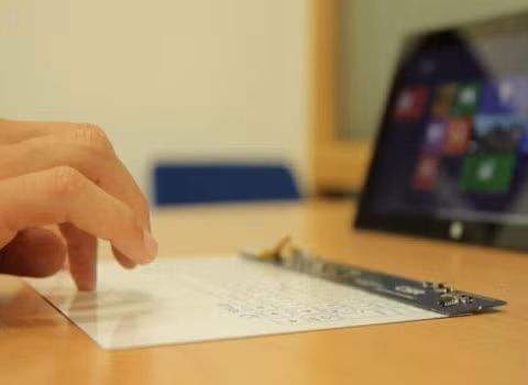 Bàn phím cảm ứng mỏng nhất thế giới, dày 0,5mm. Chiếc bàn phím này được công ty CRS chế tạo. Nó sử dụng công nghệ Bluetooth tiết kiệm năng lượng và sử dụng công nghệ in dẫn mực, cho phép in theo nhiều kích cỡ, với nhiều kiểu.