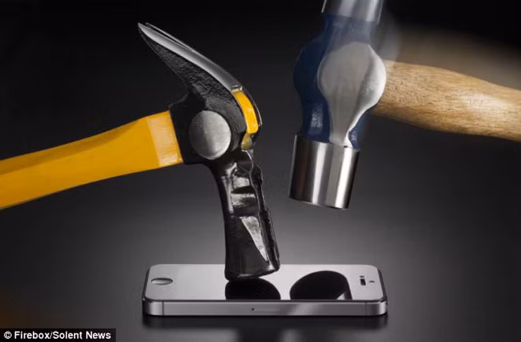 Moto X vô địch về độ bền. Hãng bảo hiểm điện thoại Square Trade đã tiến hành một số thử nghiệm về độ bền với các mẫu điện thoại mới ra mắt như iPhone 5S, iPhone 5C, Moto X, Galaxy SIV, iPhone 5. Kết quả là Moto X đoạt giải quán quân, theo sau là iPhone 5. Samsung Galaxy SIV là điện thoại có độ bền kém nhất.