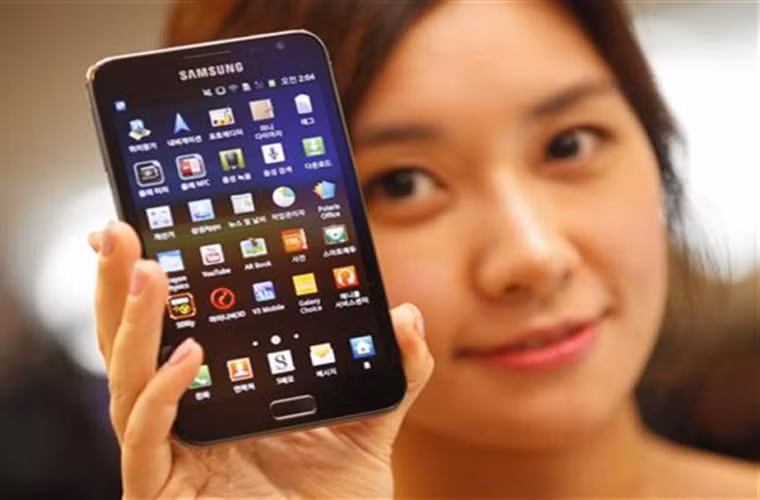 IDC: Smartphone cho thị trường Trung Quốc tiếp tục tăng. Theo số liệu của công ty nghiên cứu IDC cho biết trong năm nay số lượng smartphone tiêu được ở thị trường Trung Quốc là khoảng 360 triệu chiếc, nhưng năm 2014, con số này là 450 triệu chiếc. Sở dĩ số lượng bán tăng lên là nhờ lượng smartphone sư dụng mạng 4G tăng.