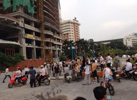 Người dân hiếu kỳ tại hiện trường vụ tai nạn.