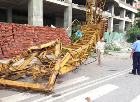 Chiếc cần cẩu gẫy gập khiến công nhân lái cẩu tử vong.