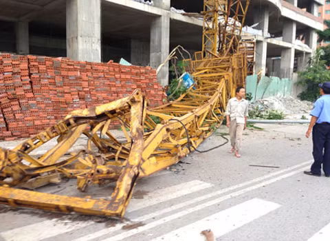 Chiếc cần cẩu gẫy gập khiến công nhân lái cẩu tử vong.