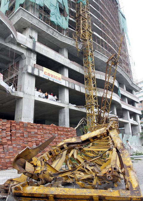 Nguyên nhân ban đầu của vụ tai nạn được xác định là do cẩu bị gẫy khi đang cẩu dỡ các mảng bê tông lớn được cắt bỏ tại vị trí tầng 2 và 3 tòa nhà công trình