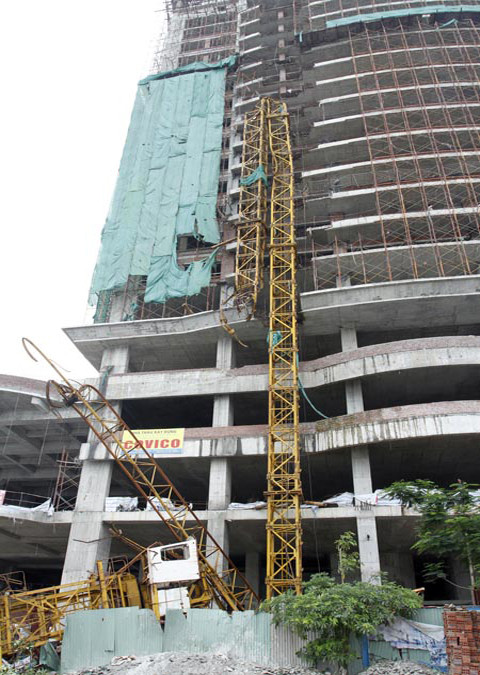 Anh Tùng là công nhân lái cẩu của công ty CP xây dựng thương mại Covico-nhà thầu xây dựng công trình.