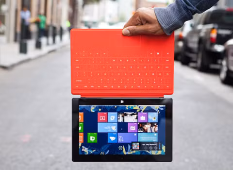 Giám đốc điều hành Lenovo: Windows RT không cần tồn tại. Giám đốc marketing người Australia của Lenovo Nick Reynolds cho rằng với loại chup Haswell mới từ Intel, người dùng có thể sử dụng Windows 8 mà không cần tới RT để kéo dài thời hạn pin và sự tồn tại của nó là không cần thiết.