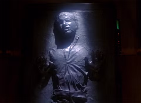 ...khiến nhiều người liên tưởng tới nhân vật Han Solo bị đóng đá bởi carbonite trong "Chiến tranh giữa các vì sao".