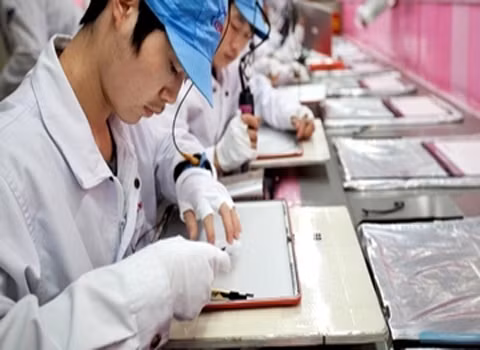 Apple trả lời về việc vi phạm luật lao động. Apple đáp trả rằng họ đã thay đổi lịch làm việc của công ty này tới 14 lần từ năm 2008, 3 lần trong 3 năm qua và cho rằng công ty đã đáp ứng tiêu chuẩn làm việc của Apple, giới hạn trong 60 giờ/tuần.