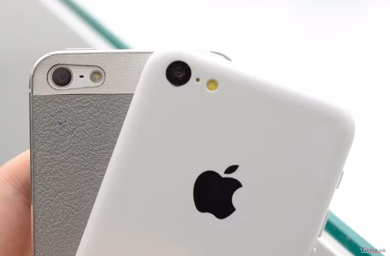 iPhone 5S và iPhone 5C được đặt mua trên mạng vào sáng thứ 6, 20/9. Hôm 17/9, Apple tuyên bố họ sẽ bán 2 mẫu điện thoại mới qua mạng bắt đầu từ ngày 20/9. Đây là một tin tuyệt vời cho những tín đồ Apple, nhất là với những người đã và đang có ý định xếp hàng mua iPhone mới tại cửa hàng.