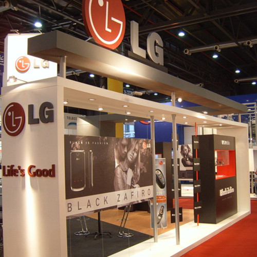 LG đang thử nghiệm phablet mới, giống Sony Xperia Z Ultra. Nhiều tin đồn cho thấy LG đang chế tạo phablet mới, có thể là đối thủ cạnh tranh với điện thoại Sony Xperia Z Ultra về kích thước màn hình. Màn hình mẫu điện thoại này có kích thước 6,4 inch với độ phân giải 1080x1920 px, mật độ điểm ảnh 342 ppi, RAM 3Gb, camera sau 8 Mp, và chạy hệ điều hành Android 4.4 Kitkat.