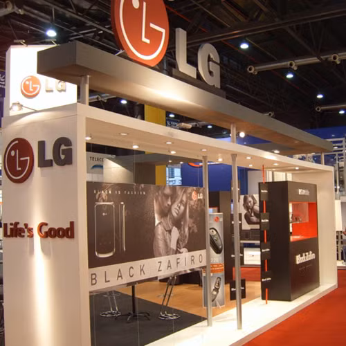 LG đang thử nghiệm phablet mới, giống Sony Xperia Z Ultra. Nhiều tin đồn cho thấy LG đang chế tạo phablet mới, có thể là đối thủ cạnh tranh với điện thoại Sony Xperia Z Ultra về kích thước màn hình. Màn hình mẫu điện thoại này có kích thước 6,4 inch với độ phân giải 1080x1920 px, mật độ điểm ảnh 342 ppi, RAM 3Gb, camera sau 8 Mp, và chạy hệ điều hành Android 4.4 Kitkat.