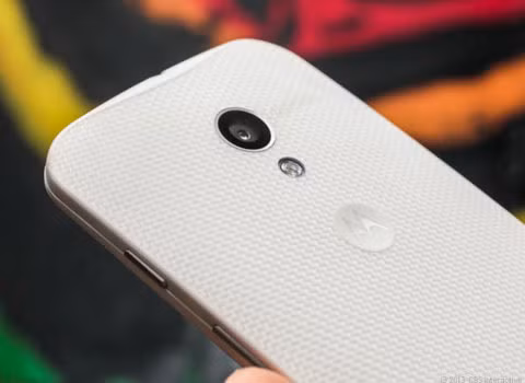 Moto X rớt giá chỉ sau vài tuần ra mắt. Hiện chiếc Android phone này có giá 149 USD ở Canada và các nhà mạng khác có thể sẽ nhanh chóng giảm xuống còn 99 USD , kèm hợp đồng .