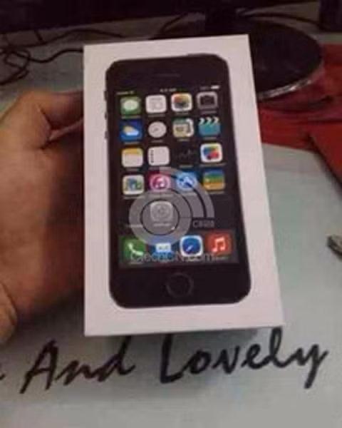 Hộp iPhone 5S khẳng định nó có sử dụng công nghệ quét dấu vân tay. Một bức ảnh được lộ mới đây đã cho thấy iPhone 5S có sử dụng công nghệ nhận diện thông qua máy quét vân tay,