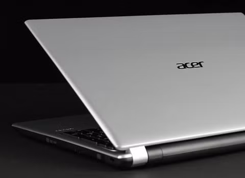 Acer từ chối sáp nhập với Lenovo và ASUS. Một dự án của nhóm các ngân hàng đầu tư đã có ý định mời Lenovo và ASUS sáp nhập cùng Acer. Tuy nhiên, phản ứng trước tin đồn này, Acer cho biết họ chưa nhận được lời mời nào, và nếu có thì họ cũng không có hứng thú với bản hợp đồng này.