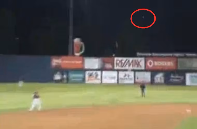 Liệu có phải ánh đèn flash chiếu trên bầu trời khu vực sân vận động Nat Bailey đã thu hút những vị khách từ hành tinh khác đến?