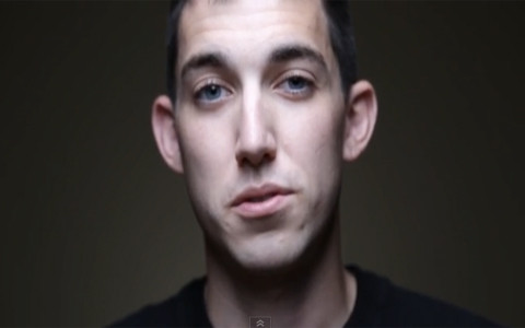 Lên Youtube thú nhận giết người. Một người đàn ông Ohio, Mỹ đã cho đăng tải một đoạn video, trong đó thú nhận việc mình đã giết chết một ông lão 61 tuổi khi đi sai làn trên đường cao tốc.