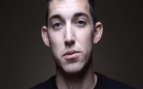 Lên Youtube thú nhận giết người. Một người đàn ông Ohio, Mỹ đã cho đăng tải một đoạn video, trong đó thú nhận việc mình đã giết chết một ông lão 61 tuổi khi đi sai làn trên đường cao tốc.