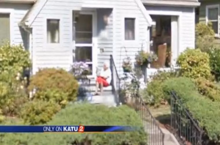 Phát hiện bà chết nhờ Google Street View. Dustin Moore sống tại Beaverton, Ore, Mỹ đã phát hiện ra bà của mình chết bên hiên nhà sau khi dùng Street View.