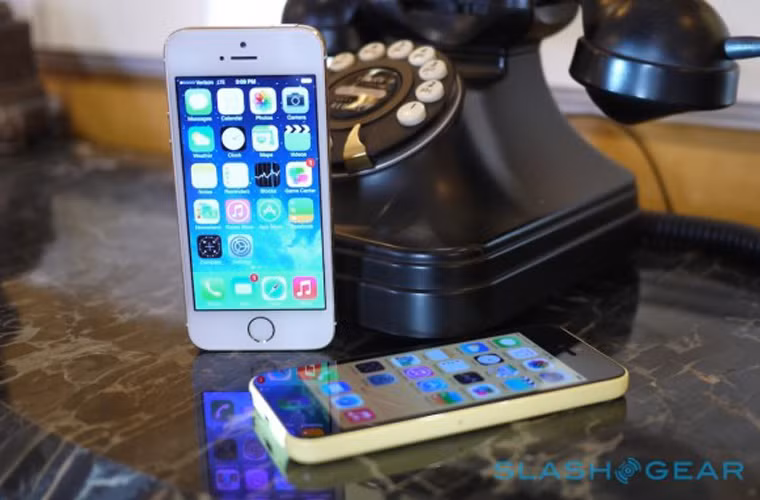 Giá thực của iPhone 5S là bao nhiêu? Một nhóm chuyên gia thuộc công ty nghiên cứu thị trường IHS đã tìm hiểu được giá trị thực tế của chiếc điện thoại iPhone 5S và iPhone 5C. Theo đó giá chế tạo thực tế của iPhone 5S vào khoảng 199 USD cho bản 16 GB và 210 USD cho bản 64 GB, của iPhone 5C là 173 USD đến 183 USD. Được biết, giá bán thực tế tại thị trường Mỹ của iPhone 5S phiên bản 16GB là 649 USD, phiên bản 32 GB có giá 749 USD, phiên bản 64 GB có giá 849 USD (chưa bao gồm thuế). Trong khi đó, iPhone 5C phiên bản 16 GB được Apple bán với giá 549 USD, phiên bản 32 GB có giá 649 USD (chưa bao gồm thuế).