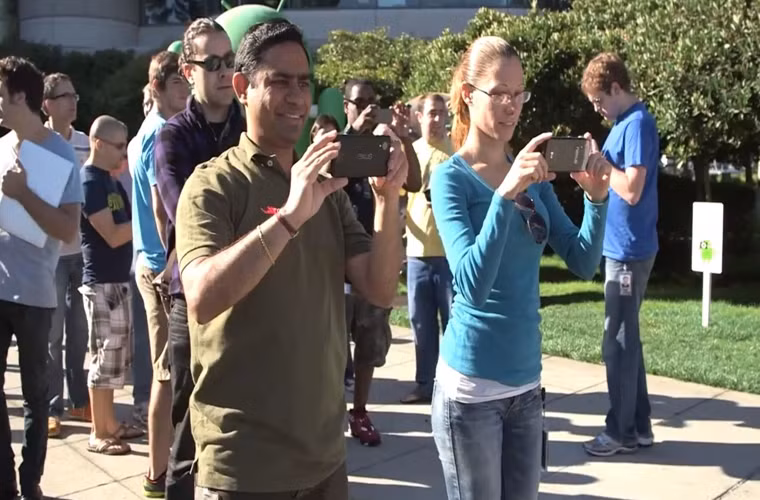 Nexus 5 và Android 4.4 KitKat ra mắt ngày 14/10? Tin đồn này khá đáng tin bởi thông thường các sản phẩm Nexus thường được phát hành ngay tại Google Play Store, điều này đồng nghĩa với việc sẽ khó mà có những hình ảnh rò rỉ trong quá trình vận chuyển hay tại các cửa hàng giới thiệu sản phẩm.