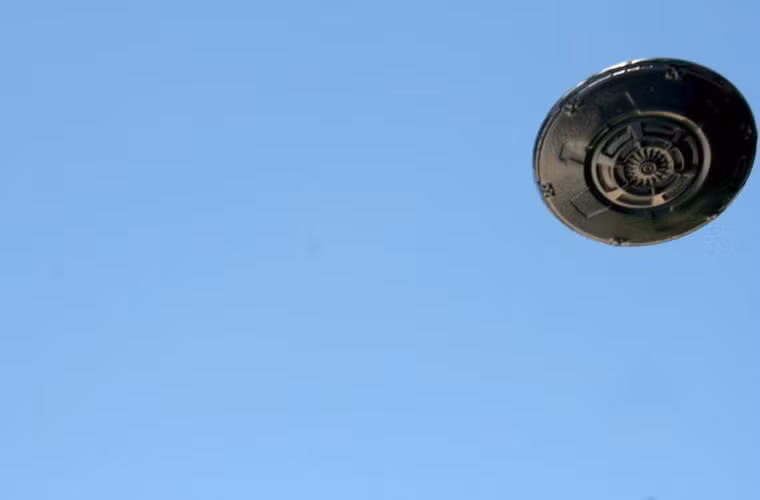 Sự vụ Chicago O-Hare. Sự việc này diễn ra tại sân bay quốc tế O-Hare, Chicago, Mỹ năm 2006. Không có bất cứ một quan chức hàng không nào, một người điều phối không lưu, một nhân viên radar nào phát hiện ra sự bất thường tại đây. Trong khi đó, những người chứng kiến, chủ yếu là nhân viên của hãng hàng không Mỹ United Airlines cho biết họ nhìn thấy một đĩa bay màu xám, không có bất cứ ánh đèn hay ký hiệu nào kèm theo, đứng yên tại một vị trí trước khi biến mất.