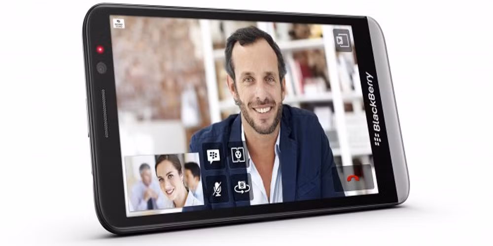 BlackBerry giới thiệu BlackBerry Z30. Chiếc điện thoại này được ra mắt trong một sự kiện khá bí ẩn tại Kuala Lampur, Malaysia. Điện thoại có màn hình 5 inch, độ phân giải 720 p, RAM 2 Gb và sử dụng chip Snapdragon S4 Pro, 1,7 GHz.