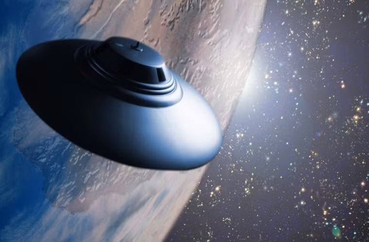 Vụ ở Pennsylvania. Phó cảnh sát trưởng Dale Spaur là người đầu tiên nhìn thấy chiếc UFO này ngày 17/4/1966. Ông kể là khi đang đi tuần thì nhìn thấy một chiếc xe bị bỏ lại bên đường nên xuống kiểm tra. Khi xuống đến nơi thì họ nhìn thấy một nguồn sáng đằng sau bụi cây bên đồi. Đó là một vật tự phát sáng rất lớn. Sau đó cảnh sát trưởng Garerald Buchert cũng nhìn thấy một vật hình chiếc đĩa, tự phát sáng bay lơ lửng trên sân gần nhà. Ông đã chụp lại ảnh, nhưng sau đó bức ảnh bị thất lạc mất.