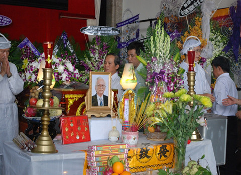 Di ảnh của Giáo sư Hoàng Như Mai.