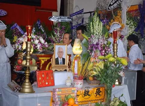 Di ảnh của Giáo sư Hoàng Như Mai.