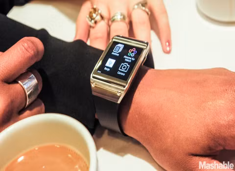 Galaxy Gear chỉ là chiếc đồng hồ đầu tiên trong họ đồng hồ thông minh của hãng. Samsung đang có ý định lập một dòng đồng hồ thông minh mà Gear là bước mở đầu, giống như việc họ đã làm với dòng điện thoại thông minh Galaxy, để có thể bao quát được mọi kích cỡ và giá cả.