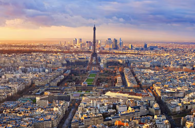 Giải thưởng Ig Nobel về Tâm lý năm 2012 được trao cho một nhóm các nhà khoa học khi họ phát hiện ra rằng kiểu tạo dáng chụp ảnh có thể ảnh hưởng đến kích thước của vật. nếu dựa vào bên trái sẽ khiến kích thước tháp Eiffel nhỏ hơn, trong khi dựa vào bên phải khiến kích thước nó lớn hơn.