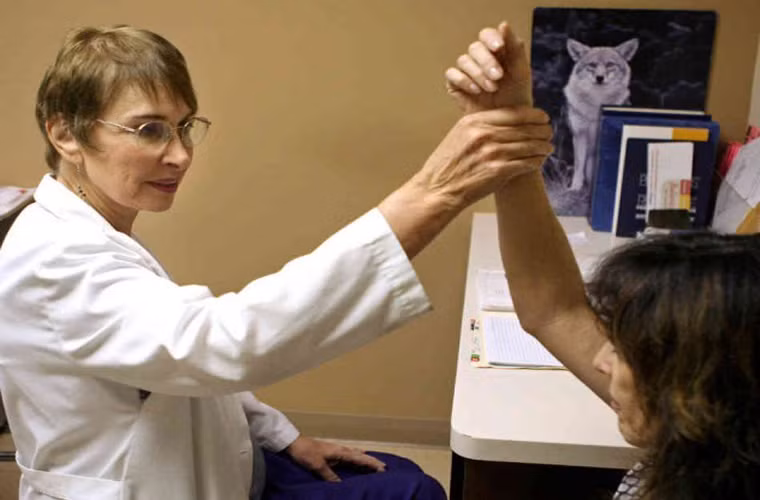 Xương yếu hơn. Về gen, xương của chúng ta không khác với người Homo erectus là mấy, nhưng khối lượng thì kém hơn 40% và chính vì điều này nên xương của chúng ta dễ bị gẫy và bị hiện tượng loãng xương hơn. Nguyên nhân của việc xương chúng ta mềm hơn là ta ít di chuyển và chịu áp lực trong những năm đầu của cuộc sống.