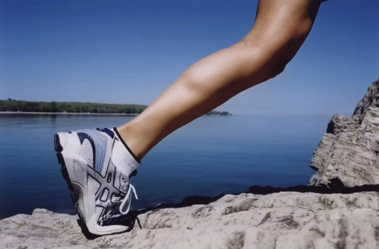 Các vấn đề ở chân. Để thích nghi với việc đứng thẳng, chân chúng ta trở nên kém linh động và phải phát triển theo hình vòng cung phụ trợ. Do chân và mắt cá chân của chúng ta không đủ khỏe để chịu áp lực mà chúng ta đặt lên chân nên việc gặp rắc rối là dễ hiểu.