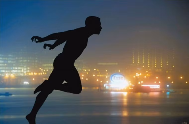 Chậm hơn. Tiến hóa cũng khiến chúng ta chậm hơn so với tổ tiên của mình. Theo một nghiên cứu của nhà nhân chủng học Peter McAllister, một người Australia cổ có thể chạy nhanh hơn một vận động viên Olympic hiện nay. Kỹ năng chạy và tồn tại trong thế giới cổ xưa đã không còn cần thiết trong thế giới mới nên việc chúng bị “thui chột” là điều dễ hiểu.