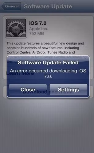 Tải iOS 7 gặp lỗi. Hàng loạt các tin nhắn báo lỗi của người dùng sản phẩm Apple đã được gửi tới hãng này khi hệ điều hành iOS 7 bản cập nhật đã không thể tải về thành công được.