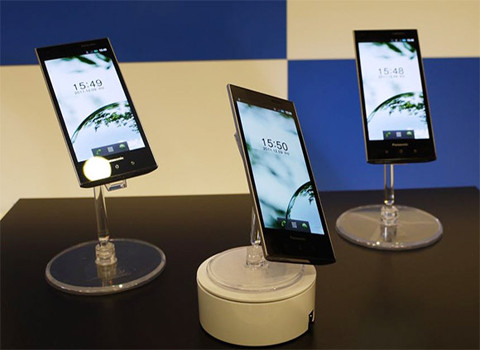 Panasonic chia tay thị trường điện thoại thông minh. Sau khi thất bại trong nỗ lực tạo ra một sản phẩm có thể gây thu hút tại thị trường Mỹ, Panasonic đã quyết định dừng cuộc chơi trong thế giới điện thoại thông minh của mình. Panasonic là hãng sản xuất điện thoại thông minh thứ 2 sau NEC tuyên bố từ bỏ thị trường này.