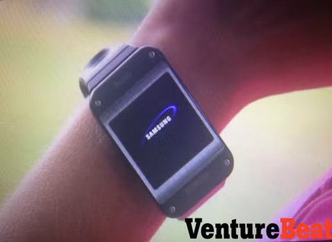 Samsung Galaxy Gear lộ ảnh. Trang Venture Beat đã cho đăng tải một số bức ảnh được cho là bản mẫu Galaxy Gear, được Samsung gửi đến cho các nhà phát triển. Theo hình ảnh này, đồng hồ có màn hình OLED, camera 4 Mp, thời lượng pin 10 tiếng và chạy hệ điều hành Android.