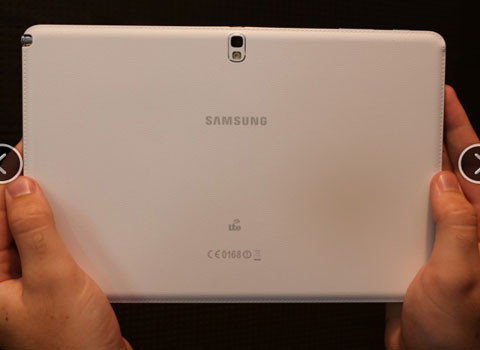 Mặt sau của máy tính bảng được bọc bằng chất liệu giống da cao câp. Màn hình 10.1 inch nhưng độ phân giải tăng lên gấp đôi là 2560x1600p (thay vì 1280x800p).