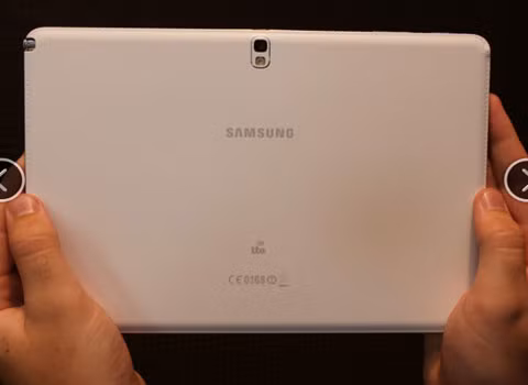 Mặt sau của máy tính bảng được bọc bằng chất liệu giống da cao câp. Màn hình 10.1 inch nhưng độ phân giải tăng lên gấp đôi là 2560x1600p (thay vì 1280x800p).