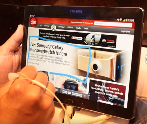 Note 10.1 có camera 8 Mp, camera trước 2 Mp. Dù cùng có màn hình 10.1 inch, nhưng do viền của phiên bản năm nay mỏng hơn nên chiếc máy tính bảng trông gọn gàng hơn người tiền nhiệm. Nó sử dụng pin có thời lượng sử dụng lâu hơn 8220 mAh. Hiện Note 10.1 2014 edition được trang bị hệ điều hành Android 4.3.