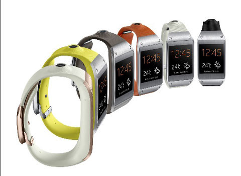 Đồng hồ thông minh Galaxy Gear. Chiếc đồng hồ này không giống hệt như những gì chúng ta nhìn thấy trong các bức ảnh rò rỉ. Đồng hồ có màn hình 1,63 inch, Super AMOLED với độ phân giải 320x320 p. Đồng hồ có camera 1, 9 Mp với 2 lựa chọn chụp ảnh là tự động foccus và smart Shot.