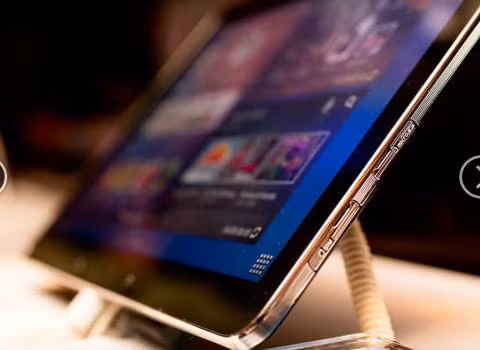 Viền của Note 10.1 bằng kim loại. Máy được trang bị bộ vi xử lý Octa Core 1,9 GHz, RAM 3 Gb, với 3 mẫu dung lượng tùy chọn là 16, 32 và 64 Gb kèm card thẻ nhớ.