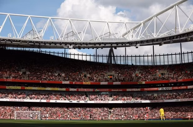 7. Có thời gian, người hâm mộ Arsenal trở nên thờ ơ với CLB của họ. Nhưng nhờ sự thể hiện tốt và đang đứng trên đỉnh Premier League, cổ động viên "Pháo thủ" giờ đây lại chật cứng sân Emirates với sức chứa 60.704 chỗ. Tình trạng vé ngày càng khó kiếm khi số người đến sân trung bình mỗi trận là 60.028 người.