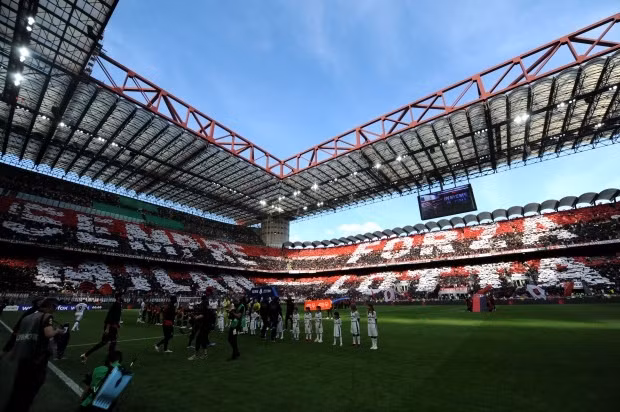 10. AC Milan vẫn chơi trên sân bóng huyền thoại San Siro với sức chứa 75.923 chỗ, nơi sẽ bị phá bỏ vào năm 2026. Với việc đội bóng của Stefano Pioli giành chức vô địch giải đấu lần đầu tiên sau 11 năm vào mùa 2021/22, AC Milan có trung bình 57.748 người hâm mộ đến sân, con số cao thứ hai ở Serie A.