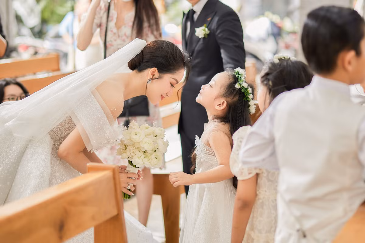 Khoảnh khắc hạnh phúc của Khánh Thi và con gái trong hôn lễ tại nhà thờ.
