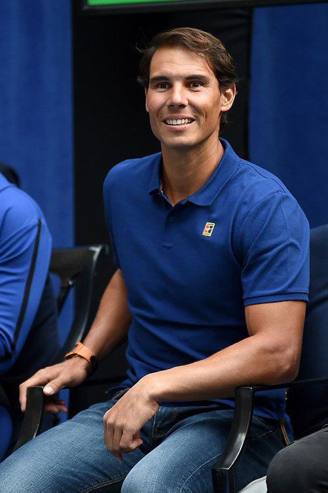 Hay những chiếc suit lịch lãm và những chiếc áo phông cổ cồn khỏe khoắn mix cùng quần jean.