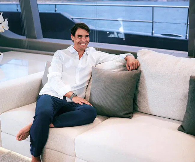 Trên sân thi đấu, hầu hết các trang phục của “ông vua sân đất nện” đều được thương hiệu thể thao nổi tiếng tài trợ và thiết kế riêng.