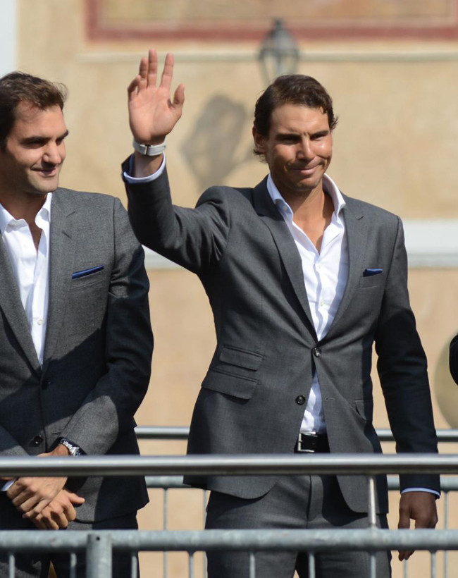 “Trên sân, tôi thường mặc áo phông cộc tay, nhưng cũng có lúc dùng áo thun polo. Tôi cho rằng thỉnh thoảng phải thay đổi, dù áo phông không tay giúp tôi cảm thấy mát mẻ và hoạt động thoải mái khi thi đấu”, Rafael Nadal từng chia sẻ.