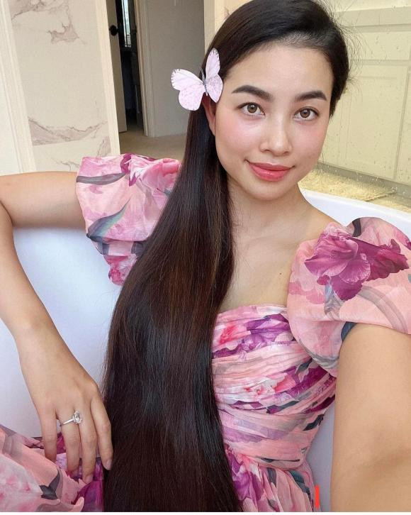 Không ít lần Phạm Hương khoe làn da mộc và gương mặt thanh tú không son phấn.