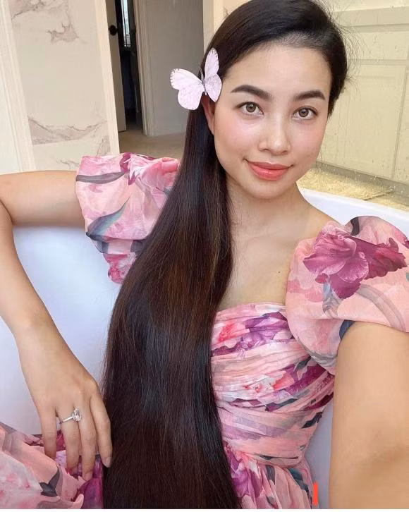 Không ít lần Phạm Hương khoe làn da mộc và gương mặt thanh tú không son phấn.