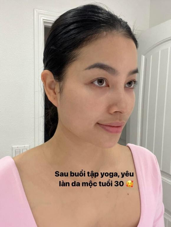 Đính kèm với chia sẻ, Hoa hậu Hoàn vũ Việt Nam 2015 đăng thêm loạt ảnh mặt mộc khi vừa tập yoga xong. Làn da của nàng hậu cực khỏe mạnh, mịn màng không chút tì vết. Cộng thêm nữa là ngũ quan sắc sảo thanh tú của cô càng ghi điểm đậm với công chúng. Nhìn nàng hậu cứ như thiếu nữ đôi mươi chứ không phải mẹ bỉm 2 con.